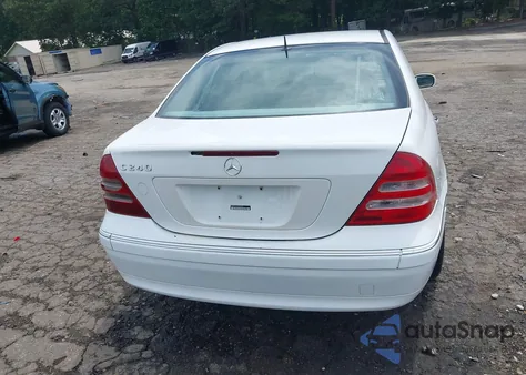 2001 Mercedes-Benz C 240 z USA, uszkodzony, nr VIN WDBRF61J61F082443